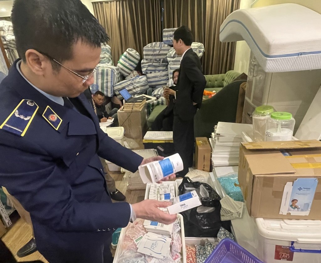 Hà Nội: Phát hiện gần 3 tấn nguyên liệu thuốc, thực phẩm chức năng không rõ nguồn gốc