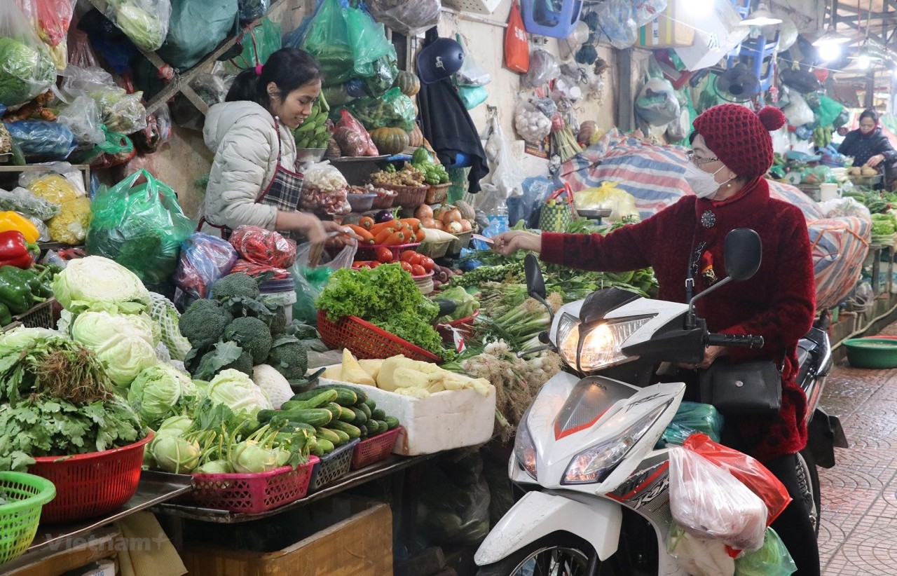 Hà Nội: Rau xanh tăng giá, các loại thịt gia súc, gia cầm 'đi ngang'
