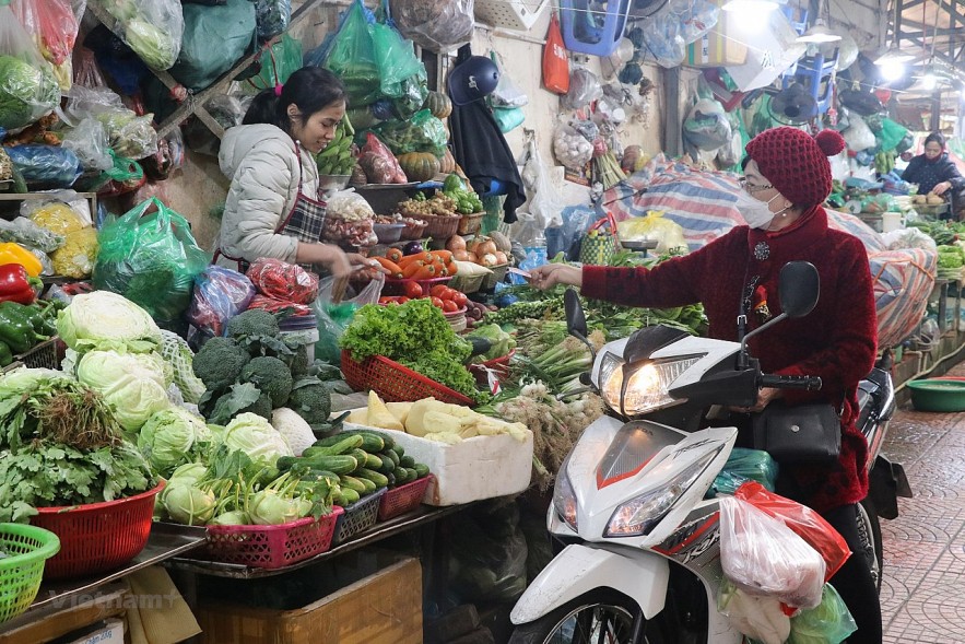 Hà Nội: Rau xanh tăng giá, các loại thịt gia súc, gia cầm 'đi ngang'