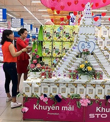 Nhiều siêu thị tại Hà Nội 'đua nhau' khuyến mãi trước ngày Quốc tế phụ nữ