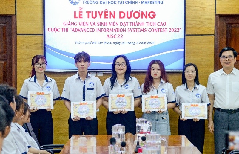 Tuyên dương khen thưởng sinh viên vô địch cuộc thi AISC’2022