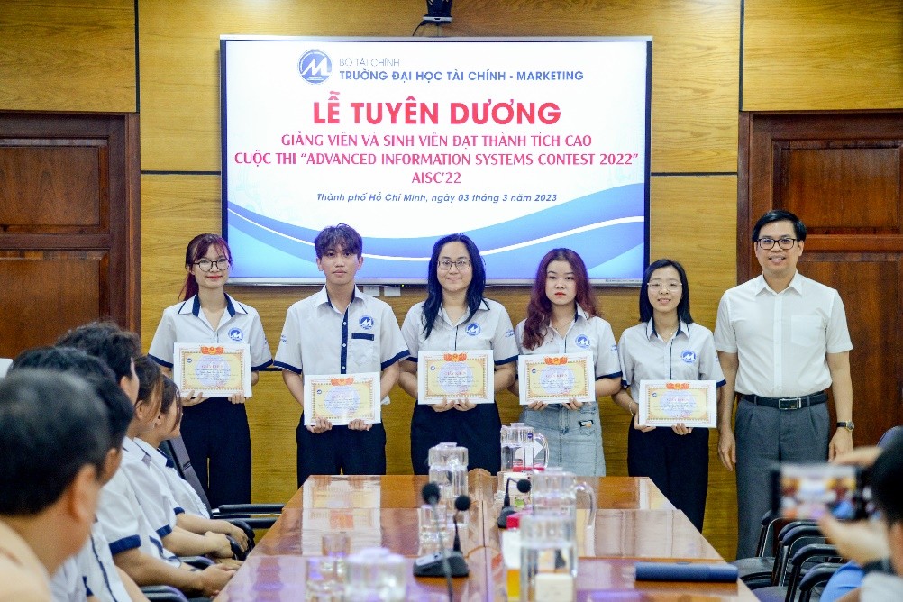Tuyên dương khen thưởng sinh viên vô địch cuộc thi AISC’2022