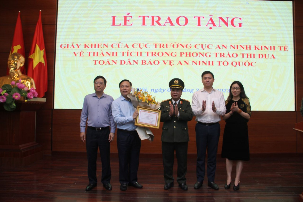 Mới đây tại trụ sở Cục Đường bộ Việt Nam, Cục An ninh kinh tế – Bộ Công an đã trao tặng Giấy khen của Cục trưởng Cục An ninh kinh tế cho tập thể Cục Đường bộ Việt Nam vì thành tích xuất sắc trong phong trào toàn dân bảo vệ an ninh tổ quốc.