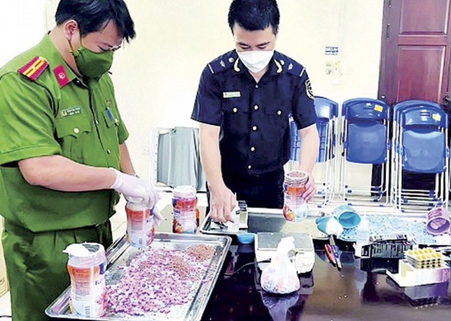 Lực lượng hải quan phối hợp với công an kiểm định ma túy được cất giấu tinh vi đóng gói vào các vỉ thuốc tân dược, túi kẹo. Ảnh: CTV