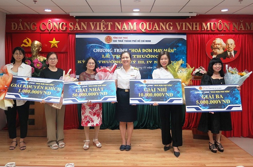 Bà Hà Thái Hạnh trao giải cho người trúng thưởng Hóa đơn may mắn đợt 2/2023. Ảnh Đỗ Doãn