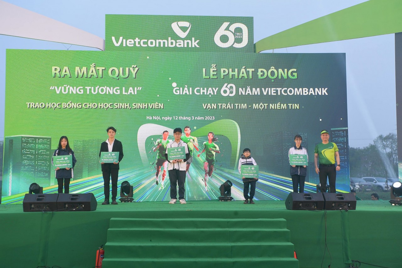 Ông Nguyễn Thanh Tùng - Thành viên Hội đồng quản trị, Tổng Giám đốc Vietcombank (ngoài cùng bên phải) trao học bổng cho các em học sinh nghèo vượt khó, tài năng.