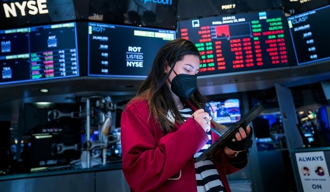 Cổ phiếu ngân hàng vẫn bị bán tháo mạnh, chỉ số Dow Jones giảm thêm 90,5 điểm