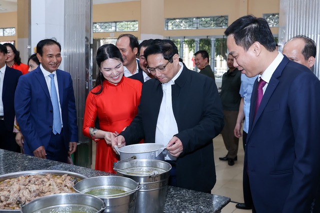 Thủ tướng làm việc với Công ty Ford Việt Nam và thăm Trung tâm bảo trợ xã hội Hải Dương - Ảnh 3.