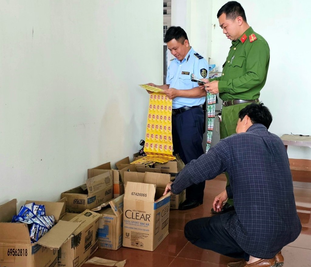 Tạm giữ gần 10.000 sản phẩm giả mạo nhãn hiệu được bảo hộ tại hai địa phương