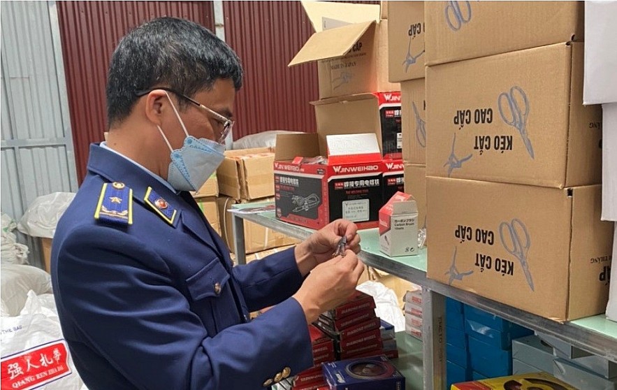 Tạm giữ gần 10.000 sản phẩm giả mạo nhãn hiệu được bảo hộ tại hai địa phương | Thời báo Tài chính Việt Nam