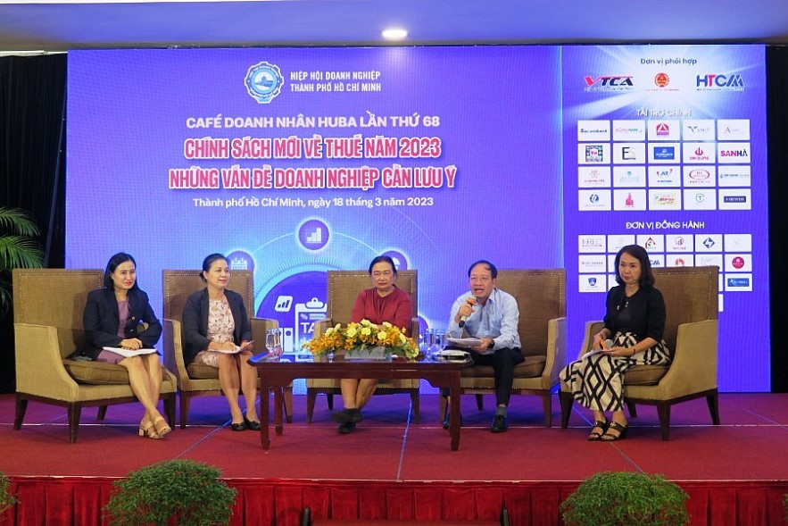 Phó Cục trưởng Cục Thuế TP. Hồ Chí Minh chia sẻ các hoạt động hỗ trợ người nộp thuế. Ảnh Đỗ Doãn