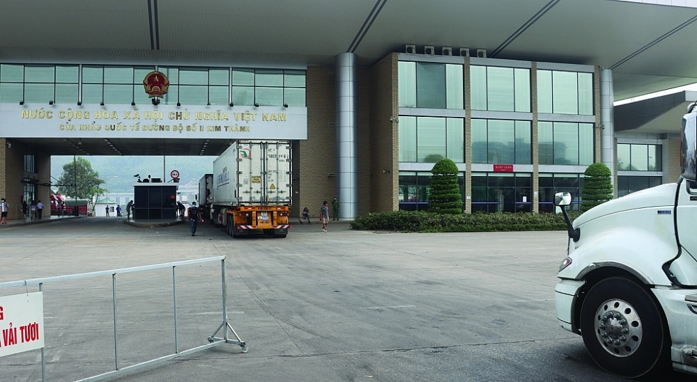 Hoạt động XNK tại cửa khẩu quốc tế đường bộ số II Kim Thành, Lào Cai. Ảnh: ST.