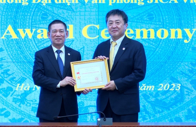 Bộ Tài chính tặng Kỷ niệm chương cho Trưởng đại diện JICA tại Việt Nam