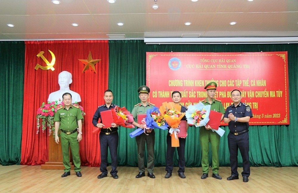 Lãnh đạo Cục Hải quan Quảng Trị trao thưởng, tặng hoa chúc mừng các lực lượng. Ảnh: Hải quan Quảng Trị.