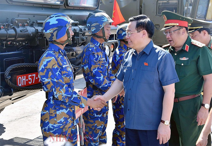 Chủ tịch Quốc hội Vương Đình Huệ thăm, làm việc với Lữ đoàn 681, Vùng 2 Hải quân