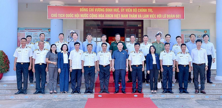 Chủ tịch Quốc hội Vương Đình Huệ thăm, làm việc với Lữ đoàn 681, Vùng 2 Hải quân