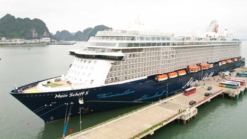 Tàu biển cao cấp Mein Schiff 5 đưa hơn 2.000 khách đến Hạ Long
