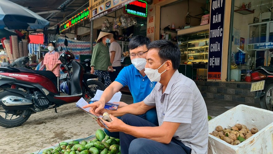 Tuyên truyền chính sách bảo hiểm xã hội tự nguyện tới các tiểu thương tại Hà Tĩnh. Ảnh: BHXH Việt Nam