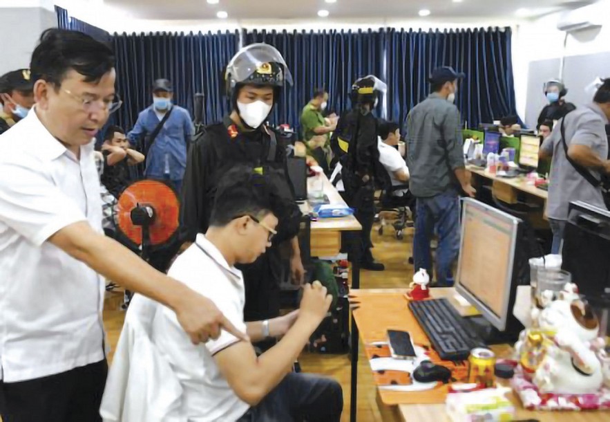 Lực lượng công an tiến hành khám xét trụ sở của Công ty Luật TNHH Pháp Việt (phường 13, quận Tân Bình, TP.HCM).