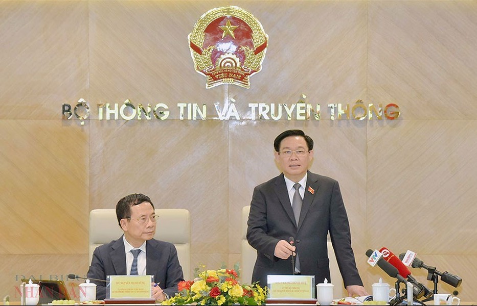 Chủ tịch Quốc hội Vương Đình Huệ làm việc với Bộ Thông tin và Truyền thông