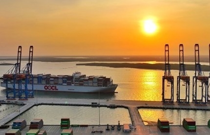 Ba Ria-Vung Tau’s deep-sea port receives biggest-ever container ship