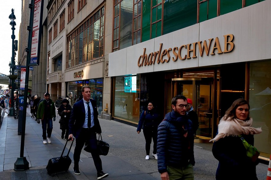 Charles Schwab - gã khổng lồ môi giới 7.000 tỷ USD vì sao cũng bị cuốn vào cơn sóng gió ngân hàng?