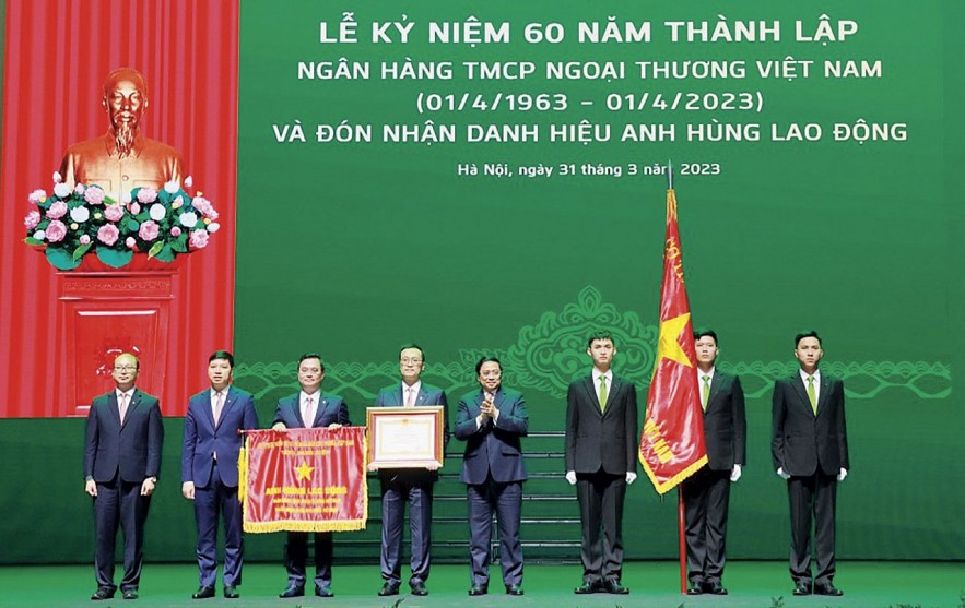 Thủ tướng Chính phủ Phạm Minh Chính trao tặng danh hiệu Anh hùng Lao động cho Vietcombank. Ảnh: CHÍ TÍN