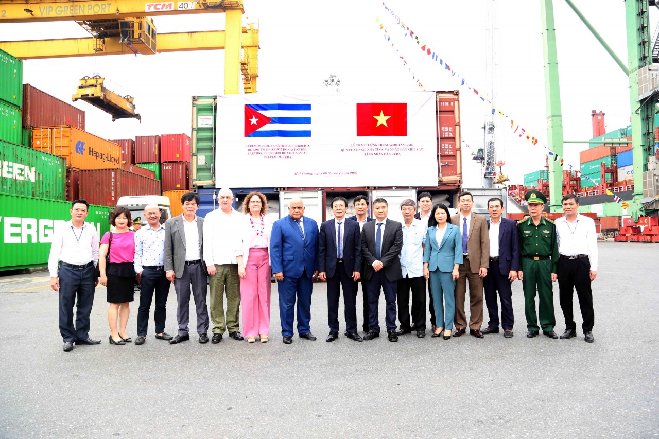 Việt Nam trao tặng tương trưng 5.000 tấn gạo cho nhân dân Cuba
