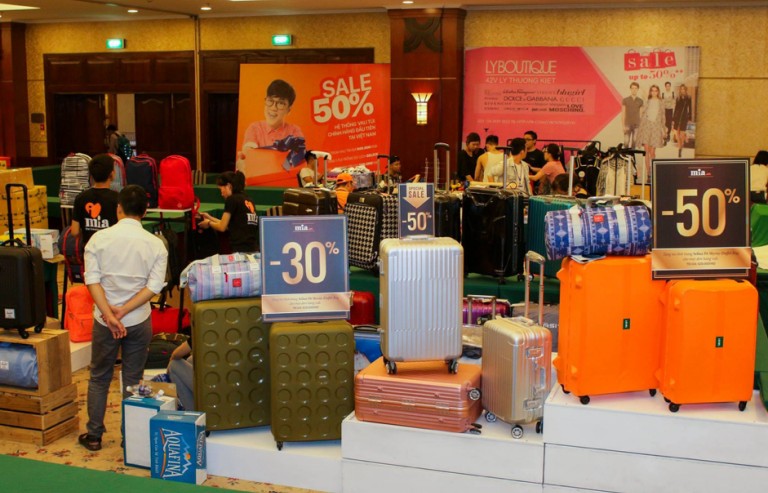 Thời trang, phụ kiện du lịch 'sale đậm' trước thềm kỳ nghỉ lễ 30/4 - 1/5