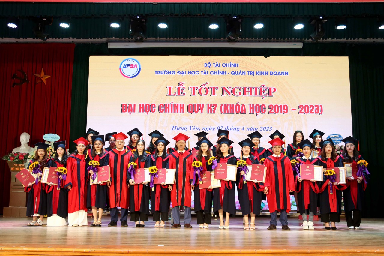 UFBA tổ chức lễ bế giảng và trao bằng tốt nghiệp đại học chính quy K7