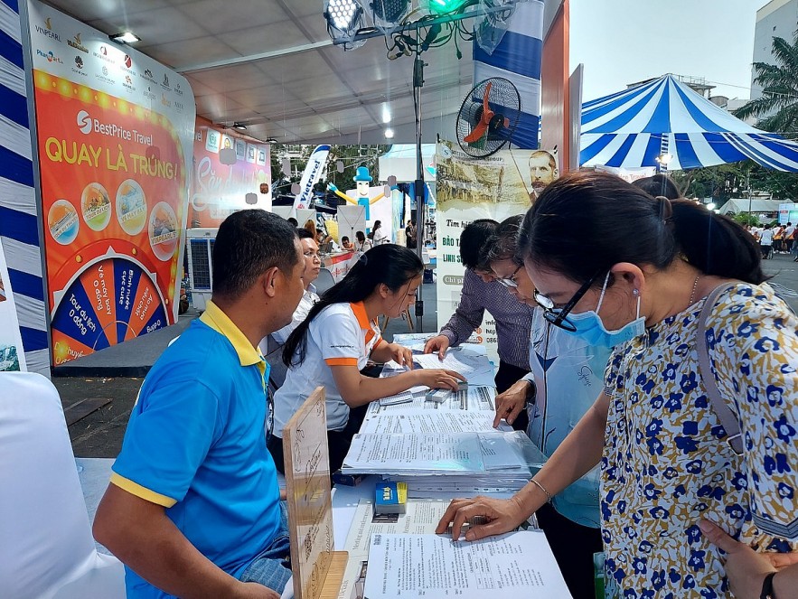 Du khách săn tour du lịch giá rẻ tại Ngày hội Du lịch TP Hồ Chí Minh 2023