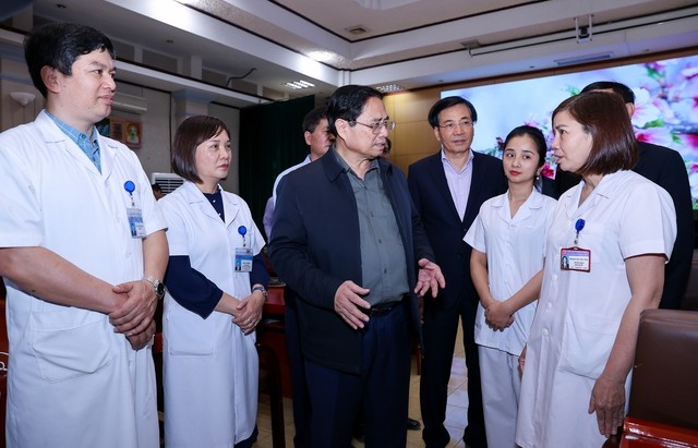 Thủ tướng kiểm tra đột xuất việc bảo đảm thuốc ở bệnh viện