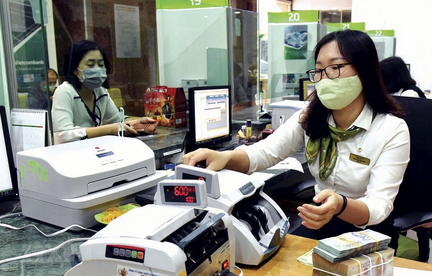 Hiện tại, các ngân hàng thương mại đang điều chỉnh giảm lãi suất huy động để “cân bằng” lãi suất. Ảnh: DUY DŨNG Hiện tại, các ngân hàng thương mại đang điều chỉnh giảm lãi suất huy động để “cân bằng” lãi suất. Ảnh: DUY DŨNG