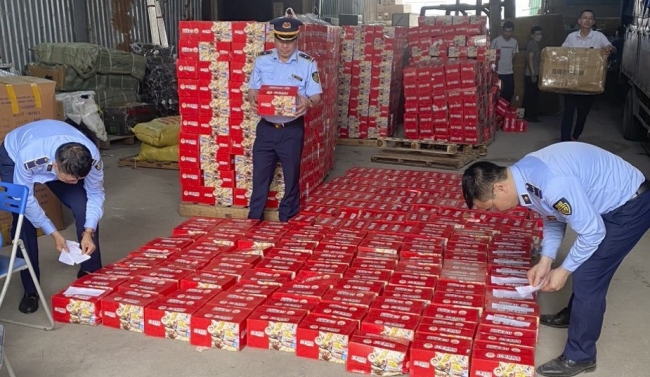 Hà Nội: Thu giữ 1.300 thùng bánh Trung Quốc nhập lậu để kinh doanh trên mạng xã hội