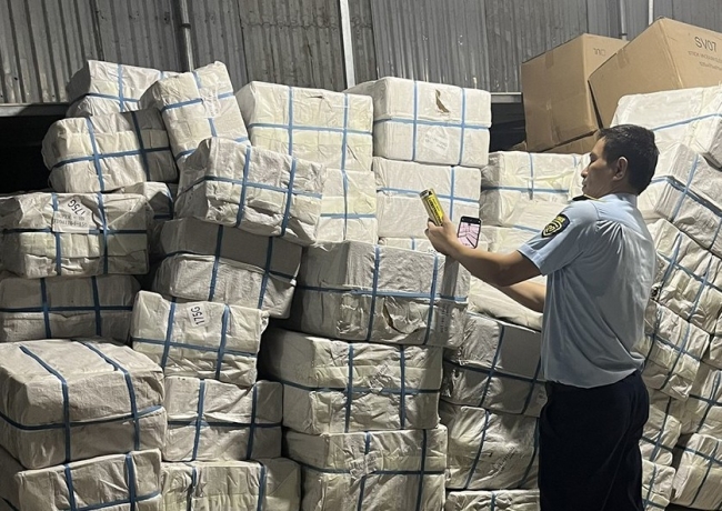 Hà Nội: Phát hiện kho hàng chứa hơn 17.000 sản phẩm mỹ phẩm, tạp hóa có dấu hiệu nhập lậu