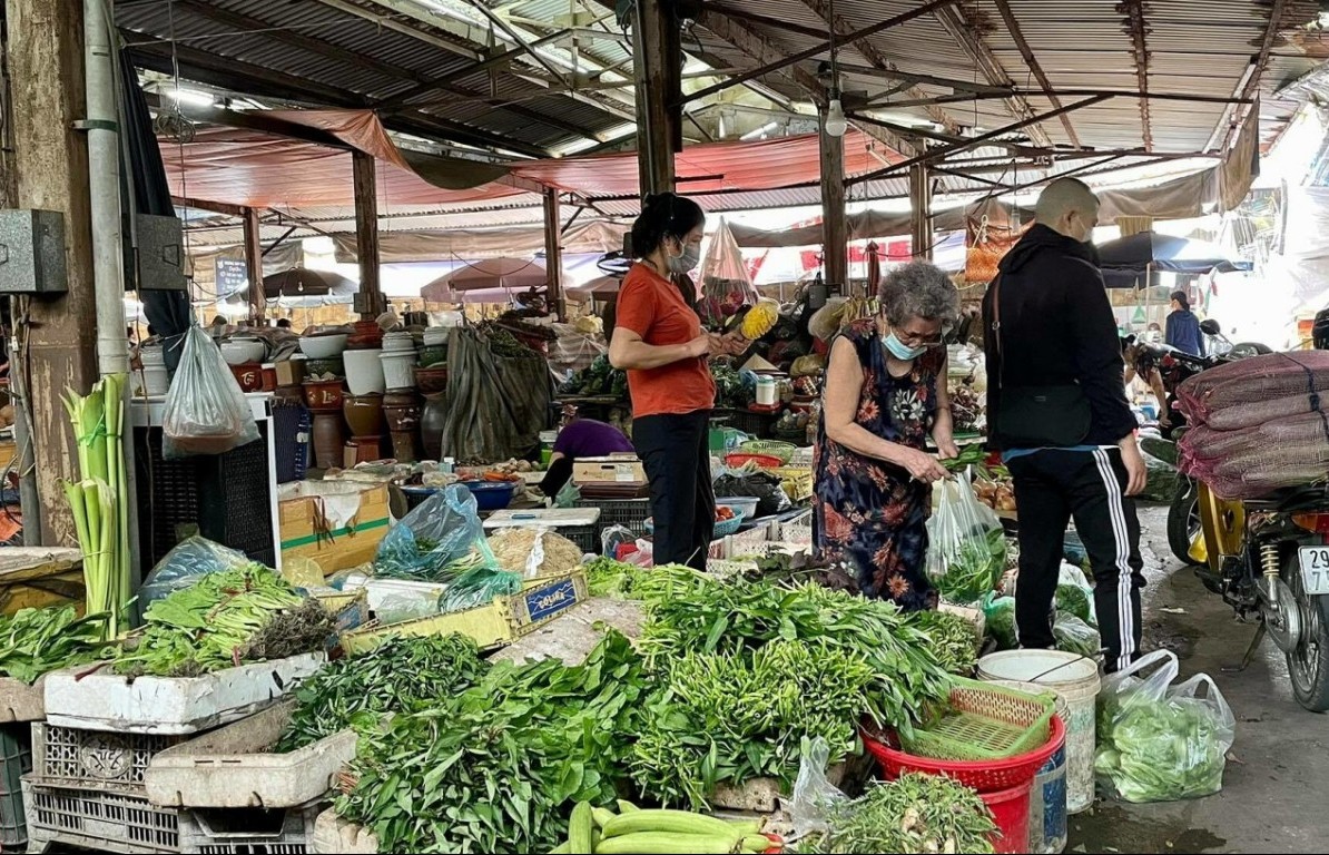 Đầu tuần mới, các loại rau xanh, thực phẩm tại các chợ dân sinh rục rịch tăng giá