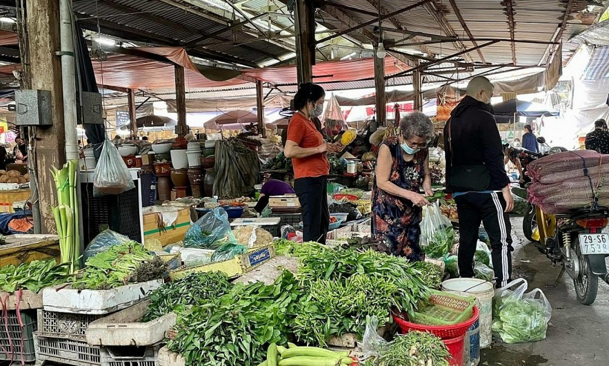 Đầu tuần mới, các loại rau xanh, thực phẩm tại các chợ dân sinh rục rịch tăng giá