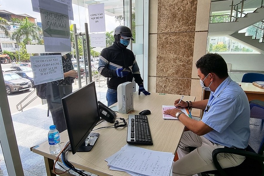 Tiếp nhận hồ sơ kê khai nộp thuế qua đường bưu điện tại Cục Thuế TP. Hồ Chí Minh. Ảnh Đỗ Doãn