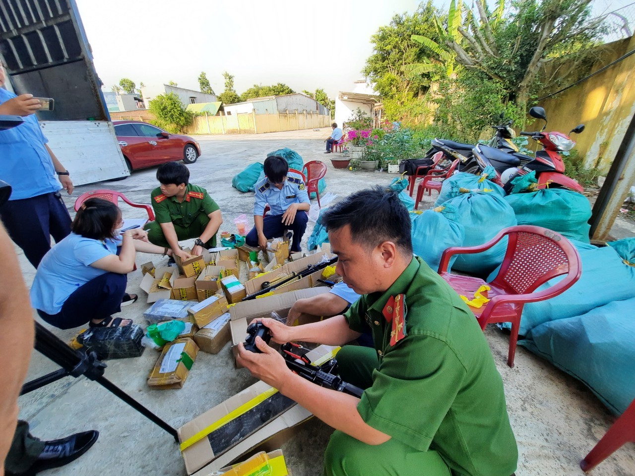 Một vụ việc bắt giữ lô hàng hoá thực phẩm, mỹ phẩm, công cụ hỗ trợ không rõ nguồn gốc xuất xứ tại Bình Định.