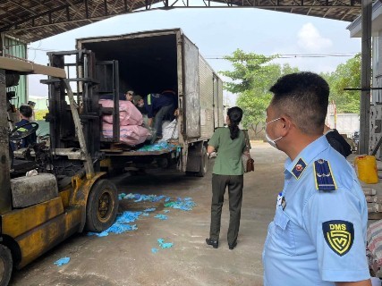 TP. Hồ Chí Minh: Tiêu hủy 11.000 bao thuốc lá nhập lậu