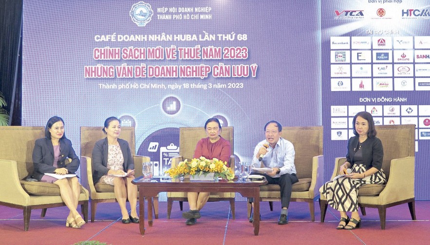 Đại diện Hội Tư vấn thuế Việt Nam phối hợp với Hiệp hội doanh nghiệp TP. Hồ Chí Minh phổ biến chính sách thuế mới cho doanh nghiệp
