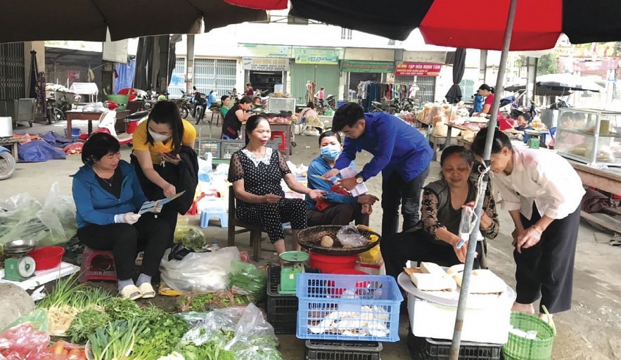 Cán bộ bảo hiểm xã hội huyện Thạch Thất, Hà Nội tuyên truyền chính sách bảo hiểm cho người dân. Ảnh: NGỌC DŨNG