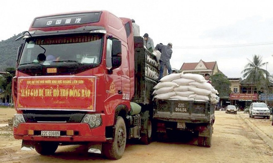 Cục Dự trữ Nhà nước khu vực Hoàng Liên Sơn xuất cấp gạo dự trữ quốc gia hỗ trợ người dân. 