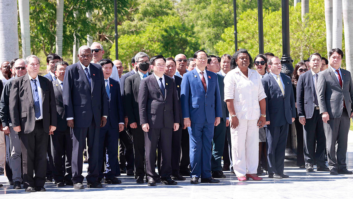 Chủ tịch Quốc hội Vương Đình Huệ thăm Santiago de Cuba