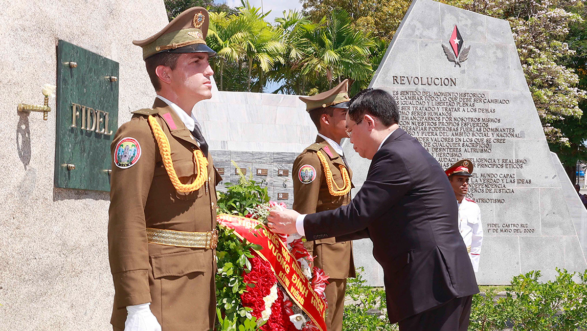 Chủ tịch Quốc hội Vương Đình Huệ thăm Santiago de Cuba -0