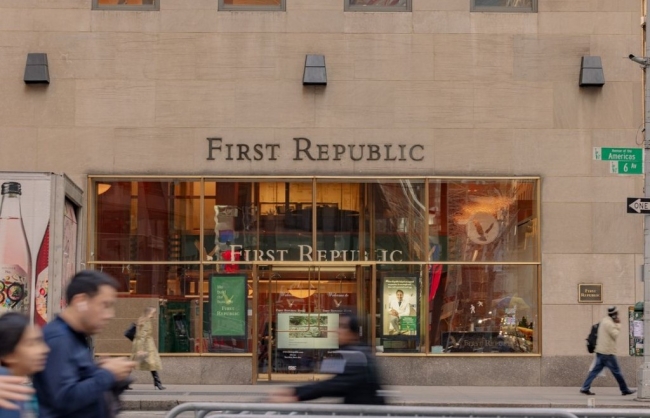 First Republic mất 100 tỷ USD tiền gửi, cho thấy hậu quả khủng khiếp từ cuộc khủng hoảng ngân hàng