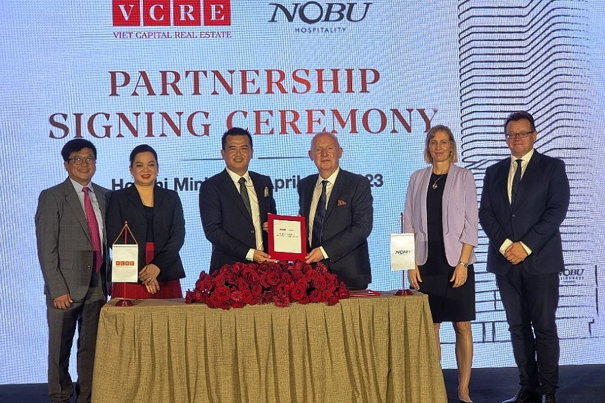 CEO VCRE và CEO Nobu thực hiện nghi thức ký kết hợp tác chiến lược. Ảnh Đỗ Doãn