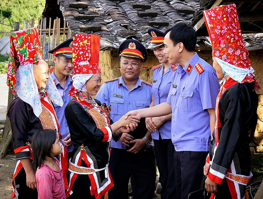 Đấu tranh với các biểu hiện suy thoái về tư tưởng, chính trị, đạo đức, lối sống, “tự diễn biến”, “tự chuyển hóa” của cán bộ, đảng viên trong lĩnh vực dân chủ, nhân quyền
