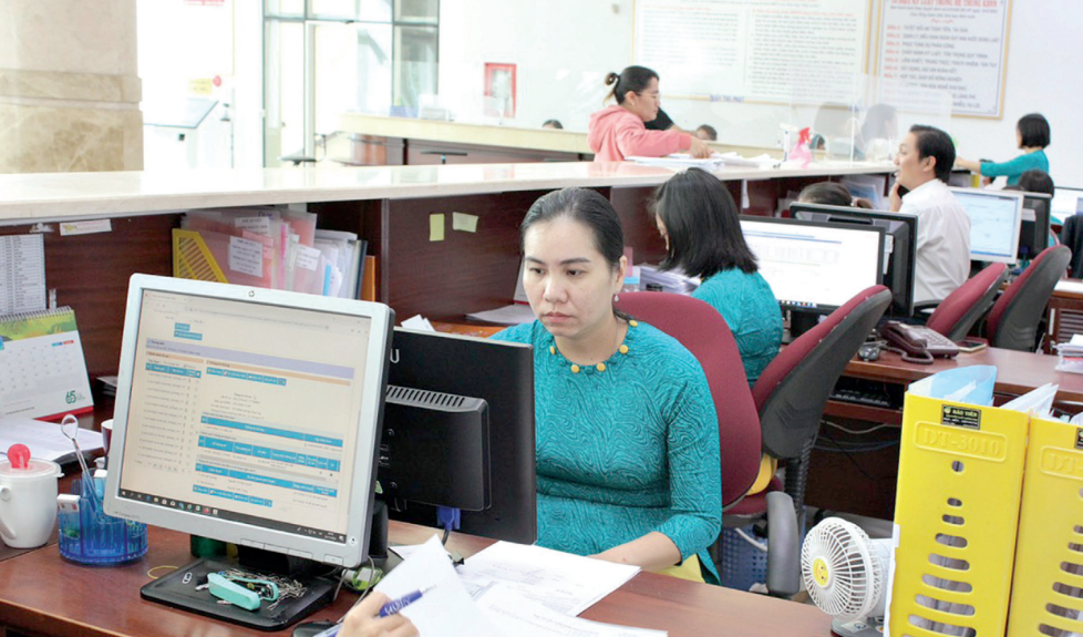 Công chức Kho bạc Nhà nước Bà Rịa - Vũng Tàu thực hiện đối soát dữ liệu chi ngân sách. Ảnh: Thùy Linh