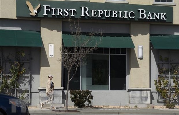 Cổ phiếu của First Republic Bank giảm hơn 50% do lượng tiền gửi giảm mạnh